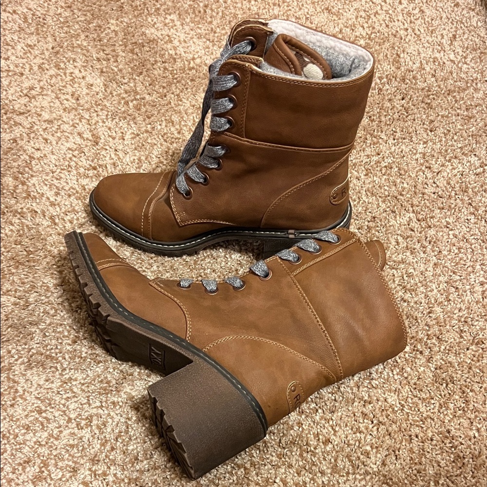 NWOT Roxy Brown lace up Wander on Boots